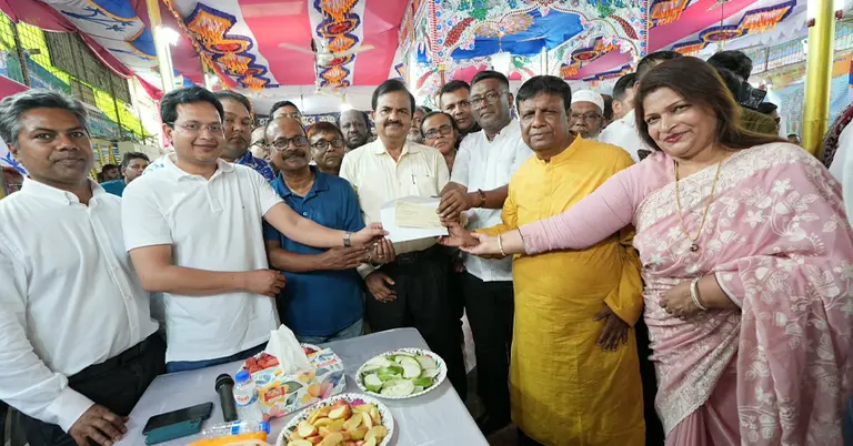 চেক তুলে দেয়া হচ্ছে